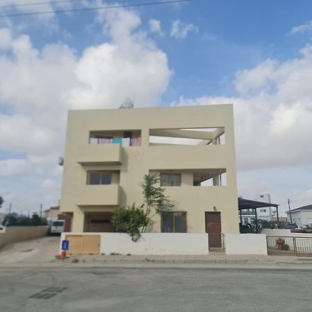 Апартаменты Top Floor 1 Bdrm Aprtrmnt Dromolaxia Экстерьер фото