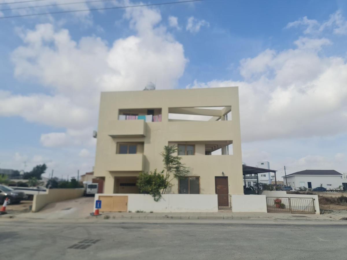 Апартаменты Top Floor 1 Bdrm Aprtrmnt Dromolaxia Экстерьер фото
