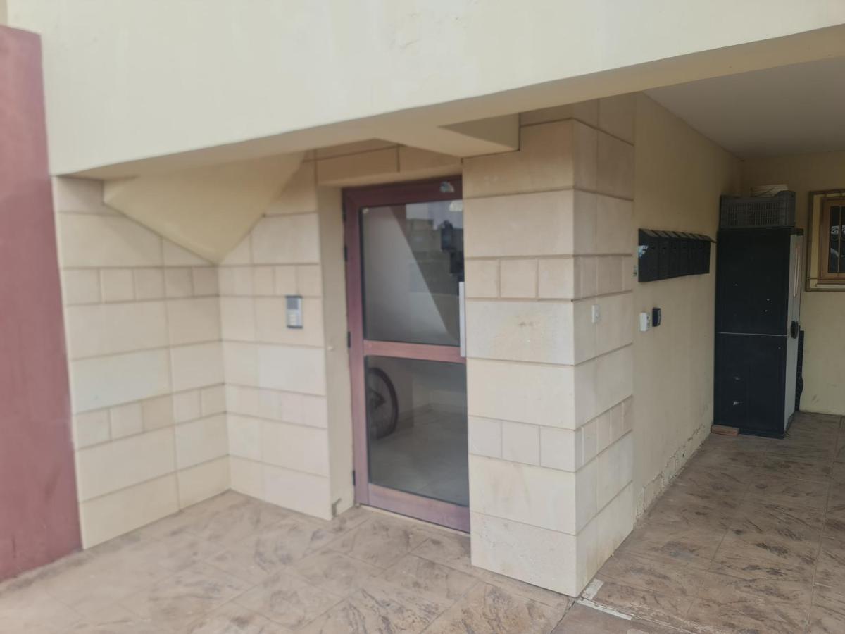 Апартаменты Top Floor 1 Bdrm Aprtrmnt Dromolaxia Экстерьер фото