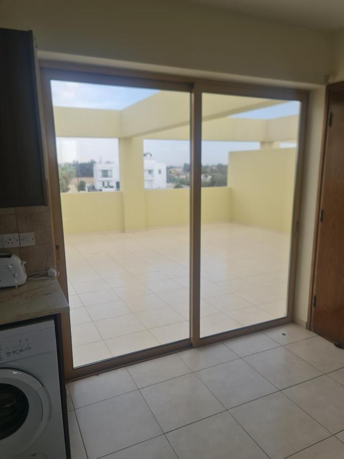 Апартаменты Top Floor 1 Bdrm Aprtrmnt Dromolaxia Экстерьер фото