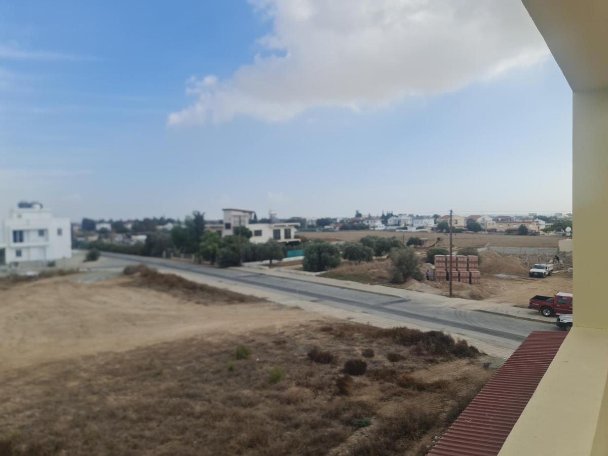 Апартаменты Top Floor 1 Bdrm Aprtrmnt Dromolaxia Экстерьер фото